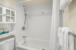 Bathroom sa Breezy Waikiki Condo 2 Blocks from the Beach & FREE Parking!