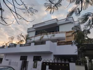 uma casa branca com uma varanda em cima em Bunky em Jaipur