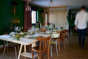 uma mesa longa com cadeiras e copos de vinho em Le Sommelier em Bailleul