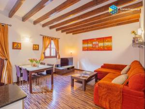 uma sala de estar com um sofá e uma mesa em Apartamento Porta del Mar em Palma de Maiorca