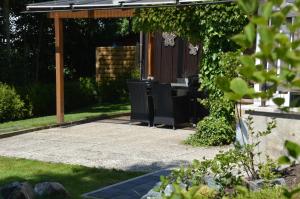 een patio met een tafel en stoelen in een tuin bij Ferienwohnung Eisblick in Braunlage