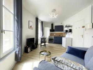 una sala de estar con un sofá y una mesa en Le Lumineux - Cœur de Ville, en Chartres 3 fotos más