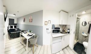 un piccolo appartamento con cucina e camera da letto di Central studios in top location a Londra