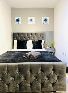 a bedroom with a large bed with a large headboard at Central studios in top location in London