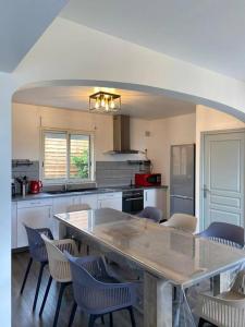 uma cozinha com uma grande mesa e cadeiras em Les Villas 400, Saint-Pierre em Saint-Pierre