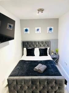 a bedroom with a large bed with a large headboard at Central studios in top location in London