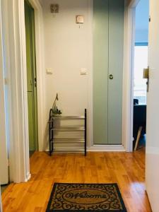 a hallway with a door and a rug on a wooden floor at Appartement avec parking et balcon vue Cathédrale in Chartres