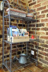 une étagère avec des livres dans un mur de briques dans l'établissement Le Lavoir Secret - hébergement atypique dans un joli cadre bucolique, à Dangeau
