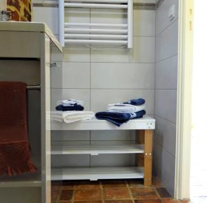 un dressing avec des serviettes bleues et blanches dans l'établissement Le Lavoir Secret - hébergement atypique dans un joli cadre bucolique, à Dangeau