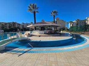 uma piscina com um pavilhão e palmeiras em Family Vacation New House em Durrës