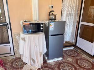a microwave sitting on a table next to a refrigerator at Villa Samuel 
