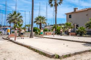 un grupo de personas jugando un juego de dominó en la playa en Hôtel Helios & SPA - Ile des Embiez en Six-Fours-les-Plages
