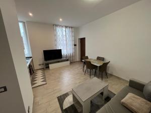 sala de estar con sofá y mesa en Era apartments 2 posizione Milano-Bergamo-Monza, en Caponago