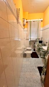 - Baño con 2 aseos y 2 lavabos en Nurith 15 en Roma