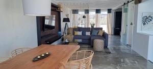 Posezení v ubytování CocoMar II- Ocean view luxury loft
