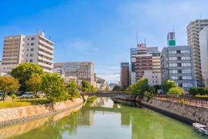 福岡的住宿－博多中洲酒店，城市中一条有建筑物的河流