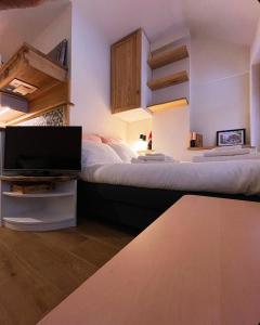 ein Schlafzimmer mit einem großen Bett und einem TV. in der Unterkunft Casa vacanza La Genziana in Roccaraso + 14 Fotos