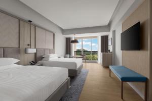 Habitación de hotel con 2 camas y TV en Putrajaya Marriott Hotel, en Putrajaya