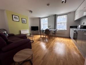 ロンドンにあるApt 3, Soho Apartments 2nd & 3rd floors by Indigo Flatsのリビングルーム(ソファ、テーブル付)