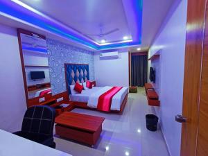 sypialnia z łóżkiem, biurkiem i krzesłem w obiekcie HOTEL GREEEN LEAF w mieście Anand