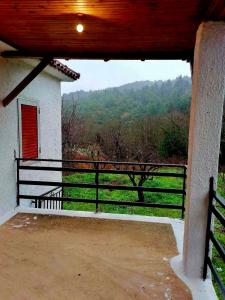 einen Balkon eines Hauses mit Blick auf ein Feld in der Unterkunft To XYLINO 