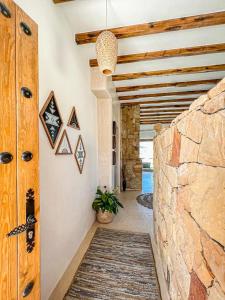 un corridoio di una casa con un muro di pietra di DMN - Dar Mama Noufissa 