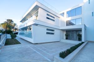 una casa blanca con muchas ventanas en 16 EXECUTIVE SUITES, en Nicosia