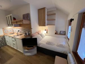 een kleine slaapkamer met een groot bed en een wastafel bij Casa vacanza La Genziana in Roccaraso