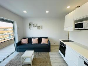 salon z niebieską kanapą w kuchni w obiekcie Apartamento Salvis Balcón w mieście Platja  d'Aro