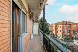 Cet appartement dispose d'un balcon offrant une vue sur la rue. dans l'établissement Mestre Cozy Apartment with Parking!, à Marghera