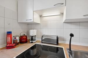 a kitchen counter with a sink and a toaster oven at Stadt-Apartment 3 Zimmer mit Terasse in Hannover