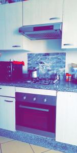 阿加迪爾的住宿－Residence salam，厨房配有带茶壶的炉灶