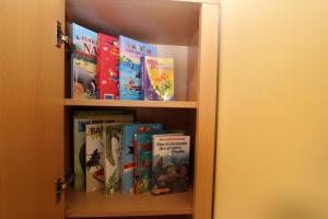 a book shelf filled with lots of books at Haus Sterntaucher Appartement 4 in Thiessow
