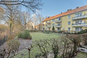 a large yard in front of a building at Stadt-Apartment 3 Zimmer mit Terasse in Hannover