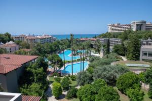 een luchtzicht op een resort met een zwembad bij Barut Hemera - Ultra All Inclusive in Side