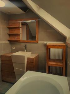 La salle de bains est pourvue d'un lavabo et d'un miroir. dans l'établissement Maison 3 chambres proximité aéroport et grand axes, à Charleroi