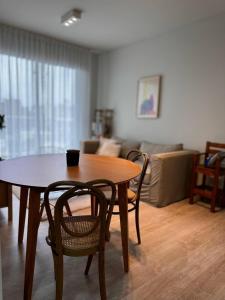 Santiago في بارانا: طاولة وكراسي خشبية في غرفة المعيشة