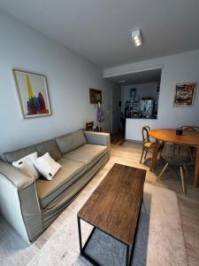 - un salon avec un canapé et une table dans l'établissement Santiago, à Paraná