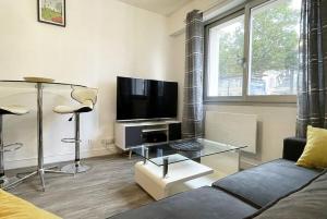 Televízia a/alebo spoločenská miestnosť v ubytovaní Le Chasles for 2 persons