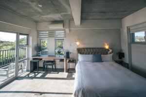 恆春的住宿－57Villa，卧室配有一张床、一张书桌和窗户。