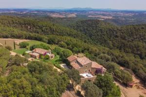 Vue aérienne d'une maison sur une colline arborée dans l'établissement Can Font de Muntanya Turisme Rural, à Cruïlles