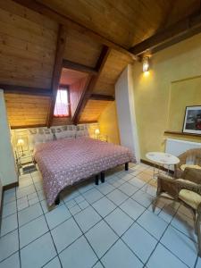 a bedroom with a bed in a room with wooden ceilings at chambres d'hôtes las Vignes in Beaucens