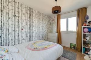 Säng eller sängar i ett rum på Spacieux appartement vue sur mer - Saint-Brieuc
