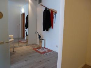 シャルボイツにあるScharMeer Scharbeutzの廊下(鏡付)、クローゼットが備わる客室です。