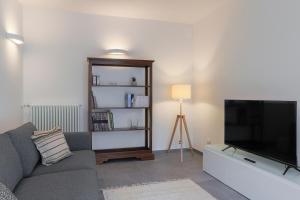 TV a/nebo společenská místnost v ubytování Villa Eugenia Suite - by MyHomeInComo