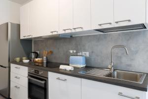 Kuchyň nebo kuchyňský kout v ubytování Villa Eugenia Suite - by MyHomeInComo