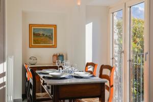 uma sala de jantar com uma mesa com cadeiras e uma janela em Villa Eugenia Suite - by MyHomeInComo em Carate Urio