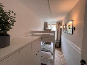 mały pokój z 2 łóżkami piętrowymi w obiekcie Apartament Czeremcha w mieście Szczawnica