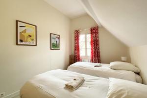 Zimmer mit 2 Betten und einem Fenster in der Unterkunft Le Cloître pour 4 personnes in Chartres