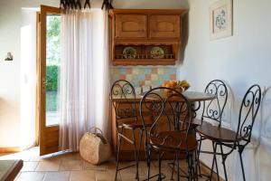 kuchnia ze stołem i krzesłami oraz oknem w obiekcie Villa en pierre 4 pers avec Piscine w mieście Coly